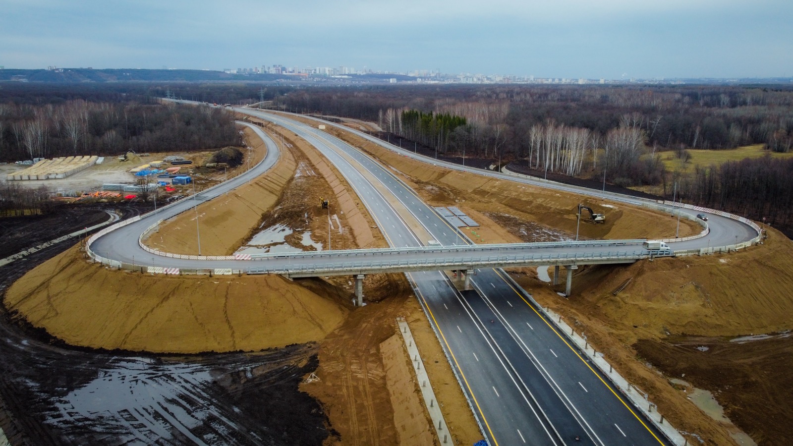 Свыше 100 дорожных объектов построят и реконструируют в этом году по нацпроекту «Безопасные качественные дороги» в российских регионах