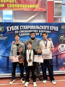 Участник турнира по смешанным единоборствам